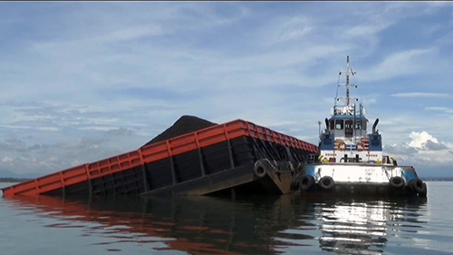 Tongkang Muat 7 500 Metrik Ton Batu Bara Nyaris Tenggelam Di Teluk