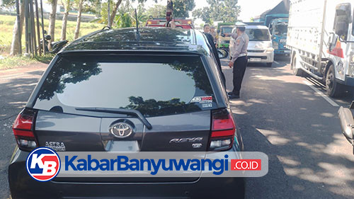 Toyota Agya Adu Moncong dengan Dump Truk di Jalan Raya Jember-Banyuwangi, Pengemudi Selamat