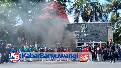 Demo Mahasiswa Depan Gedung DPRD Banyuwangi Diwarnai Aksi Bakar Ban
