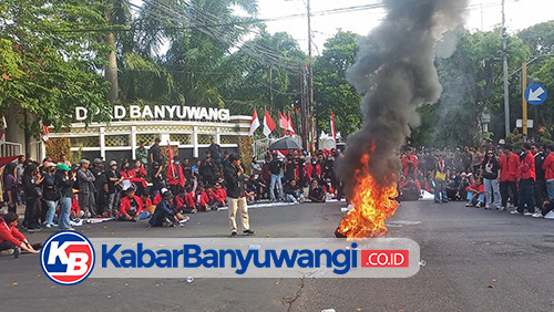 Kantor DPRD dan KPU Banyuwangi Didemo Mahasiswa Tolak RUU Pilkada