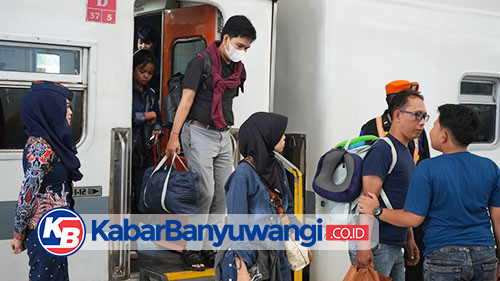 https://kabarbanyuwangi.co.id/asset/foto_berita/Aktivitas_pemudik_KA.jpg