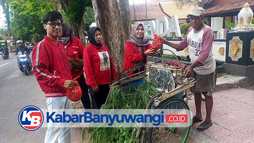 https://kabarbanyuwangi.co.id/asset/foto_berita/Ana_Aniati_bagika_kurban_ke_tukang_becak.jpg