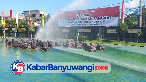 https://kabarbanyuwangi.co.id/asset/foto_berita/Anggota_naik_pangkat_disiram.jpg