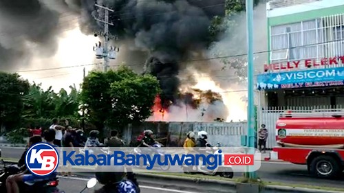 Kepulan Asap Hitam Pekat Membumbung Tinggi Kejutkan Warga Giri