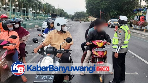 Melanggar Lalu Lintas, Polisi Hadang Pemotor ABG Bonceng Tiga