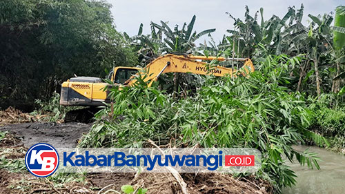 BPBD Banyuwangi Gunakan Alat Berat Normalisasi Sungai Bagong Antisipasi Banjir