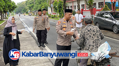 Polsek dan Bhayangkari Purwoharjo Bagikan Takjil untuk Masyarakat, Pupuk Kebersamaan 