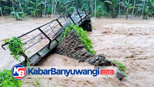 Jembatan Penghubung Dua Dusun di Desa Kandangan Putus Diterjang Banjir