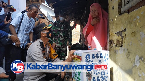 Polresta Banyuwangi Door To Door Bagikan Ribuan Paket Sembako ke Warga Terdampak Pandemi