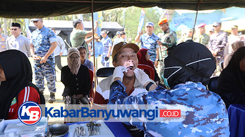 Hari Bakti ke-79, TNI AU Gelar Pemeriksaan Kesehatan Gratis dan Bagikan Sembako di Banyuwangi
