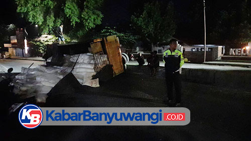 https://kabarbanyuwangi.co.id/asset/foto_berita/Ban_meletus_truk_terguling.jpg