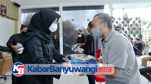 Banyuwangi Salurkan Bantuan 2,1 Ton Beras ke Pelaku Wisata Kawah Ijen