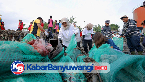 Kembali Kolaborasi Bareng Sungai Watch, Banyuwangi Bersihkan Sampah Plastik Pantai Tratas