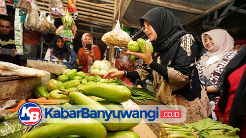 Bupati Ipuk Bersama Ribuan ASN Banyuwangi Borong Pangan Bergizi Gotong Royong Tangani Stunting