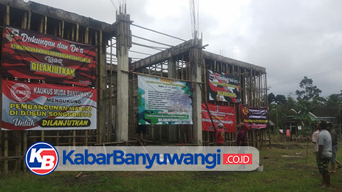 Tak Kunjung Dilanjutkan, Konstruksi Masjid Attaubah Warahma Songgon Dipenuhi Benner Dukungan Pembangunan