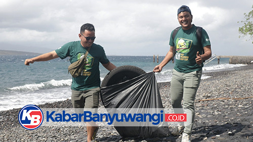 https://kabarbanyuwangi.co.id/asset/foto_berita/Bersih_sampah_di_pantai.jpg