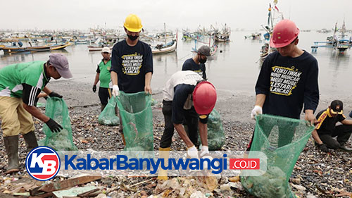 Kolaborasi Bareng Sungai Watch, Banyuwangi Gelar Aksi Big Clean Up di Pesisir Sampangan Muncar