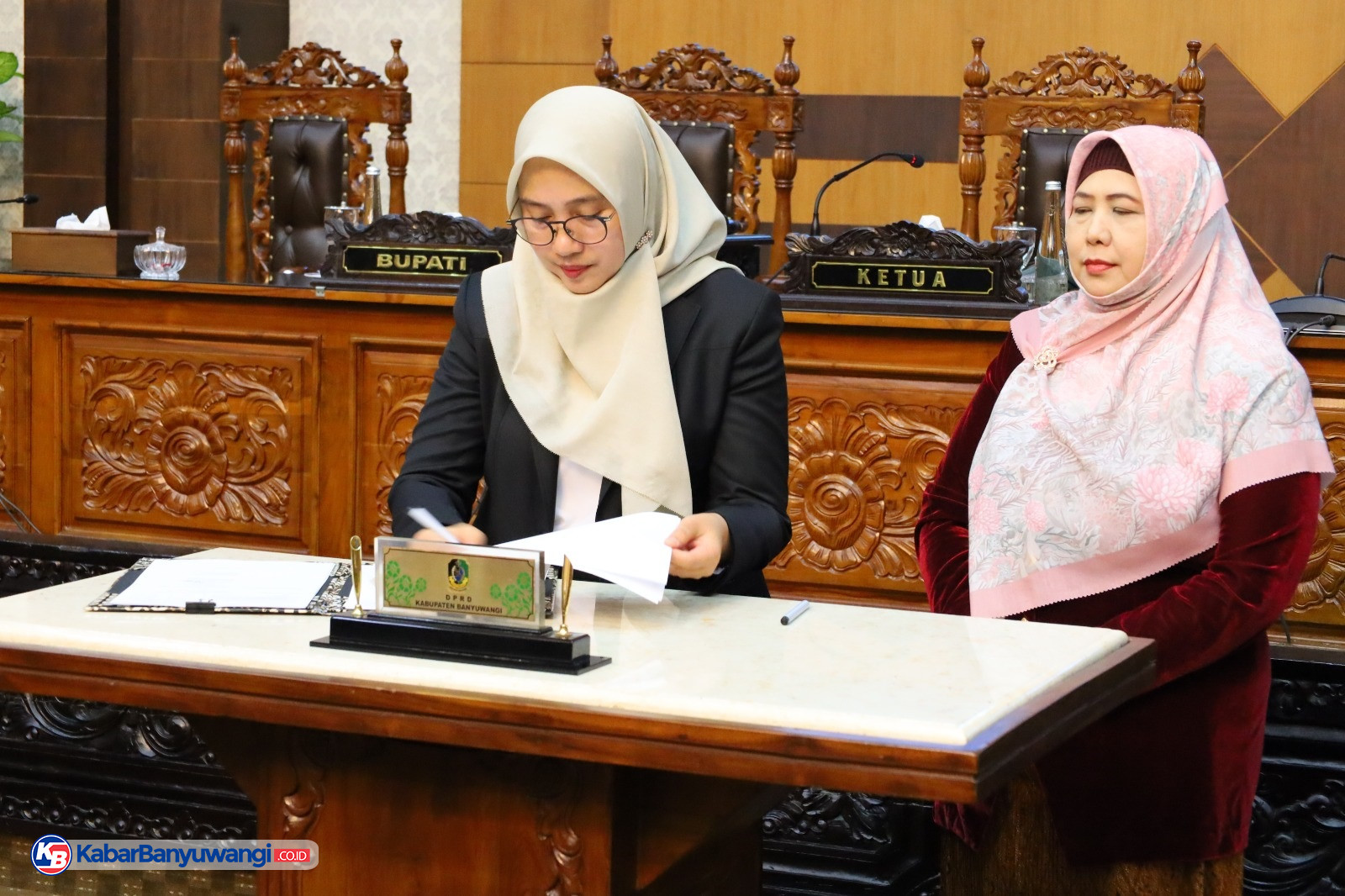 https://kabarbanyuwangi.co.id/asset/foto_berita/Bupati_Ipuk_Fiestiandani_menandatangani_nota_persetujuan_KUA-PPAS_2027.jpg