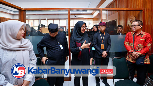 https://kabarbanyuwangi.co.id/asset/foto_berita/Bupati_melayani.jpg