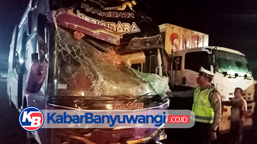 Bus Pariwisata Seruduk Truk dan Warung di Bangsring - Wongsorejo
