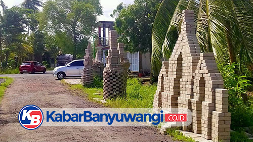 Kecewa Proyek Pavingisasi Mandek, Warga Banyuwangi Susun Paving Blok Menyerupai Candi