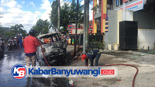 Mobil Carry Terguling dan Terbakar Usai Isi BBM, Sopir Selamat