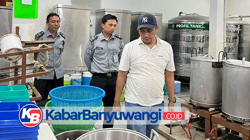 Pastikan Menu Sahur Warga Binaan Sesuai SOP, Kalapas Banyuwangi Kontrol Proses Memasak di Dapur