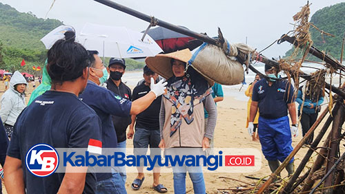 Soal Limbah Medis Berserakan di Pantai Pulau Merah, DLH dan TNI-Polri Lakukan Penyisiran