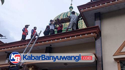https://kabarbanyuwangi.co.id/asset/foto_berita/Damkarmat_evakuasi_warga_sakit.jpg