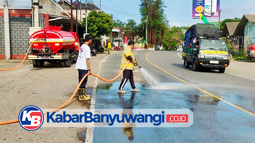 Tumpahan Solar Bikin 5 Pemotor Terjatuh, Tak Ingin Tambah Korban Damkar Banyuwangi Lakukan Pembersihan