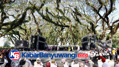 Berlatar Hutan De Djawatan, Banyuwangi Hadirkan Fashion Show yang Menyatu dengan Alam