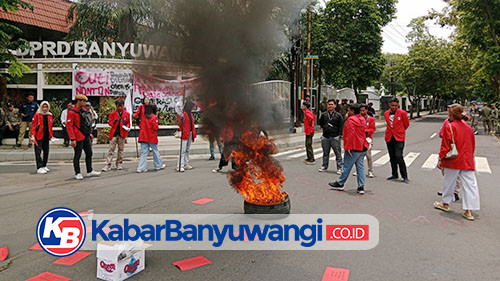 Aksi Demo BEM Untag Banyuwangi Tolak Kebijakan Pemangkasan Anggaran dengan Bakar Ban