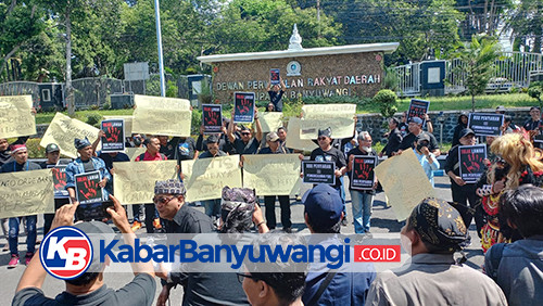 Ratusan Jurnalis di Banyuwangi Demo dan Galang Tanda Tangan Tolak Revisi UU Penyiaran