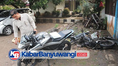 Dua Motor Tabrakan di Genteng, Tiga Korban Dilarikan ke Rumah Sakit