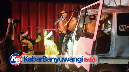 Dua Truk Adu Moncong di Jalan Raya Banyuwangi - Situbondo, Sopir Terjepit Berhasil Dievakuasi