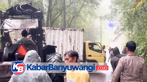 Polresta dan Dishub Banyuwangi Sukses Evakuasi Truk Box Bermuatan Roti Terguling di Jalur TWA Ijen
