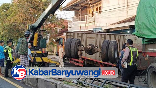 Hindari Anak Menyeberang, Truk Gandeng Tabrak Median Jalan di Banyuwangi