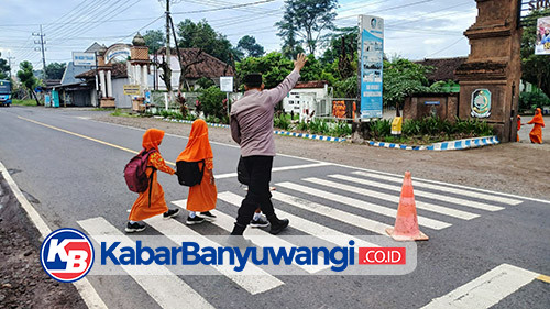 Polisi Banyuwangi Bantu Seberangkan Siswa Sekolah, Beri Rasa Aman dan Nyaman Pengguna Jalan