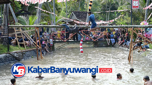 Serunya Lomba Gebuk Bantal Meriahkan HUT RI ke-79 di Desa Olehsari Banyuwangi