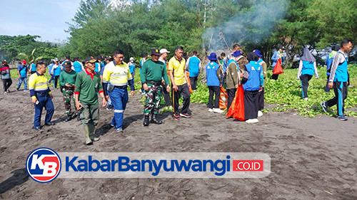 https://kabarbanyuwangi.co.id/asset/foto_berita/Giat_bersih_pantai_Lampon.jpg