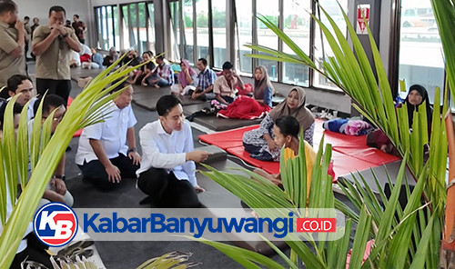 https://kabarbanyuwangi.co.id/asset/foto_berita/Gibran_tinjau_kluarga_korban_kapal_tenggelam.jpg