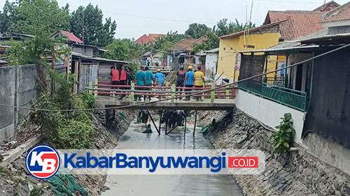 https://kabarbanyuwangi.co.id/asset/foto_berita/Gotong_royong_bersihkan_sampah.jpg
