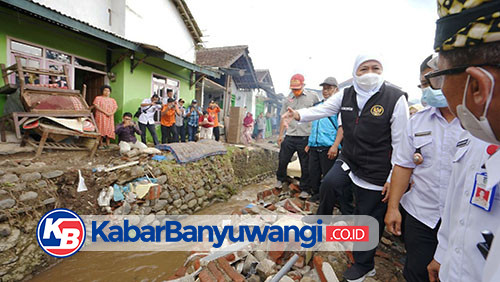 Ke Lokasi Banjir Kalibaru, Gubernur Khofifah Bantu Warga Terdampak