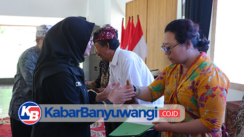 Serahkan Insentif Guru Rohani Lintas Agama, Bupati Ipuk: Bagian dari Penguatan Pendidikan Karakter