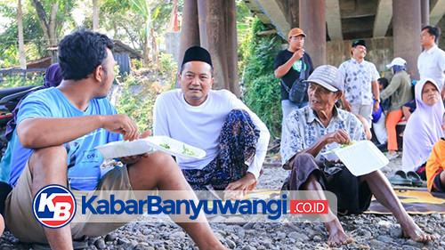 Gus Makki Sarapan Bareng Penambang Pasir Tradisional di Bawah Jembatan Kalisetail Genteng