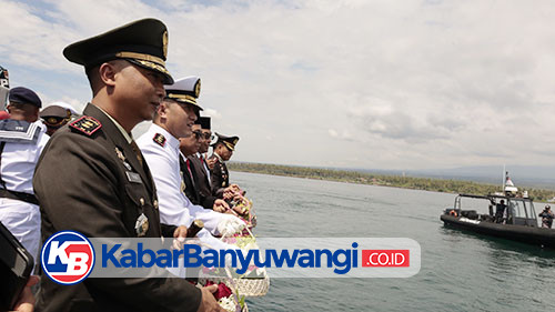 https://kabarbanyuwangi.co.id/asset/foto_berita/Hari_Pahlawan_tabur_bunga_di_atas_KAL.jpg