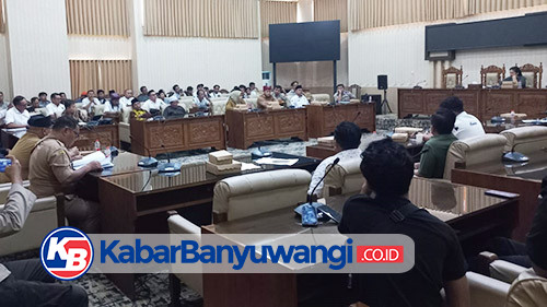 https://kabarbanyuwangi.co.id/asset/foto_berita/Hearing_warga_Watukebo.jpg