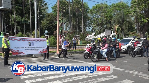 Pengendara Berhenti Sejenak Heningkan Cipta Doakan Korban Covid-19