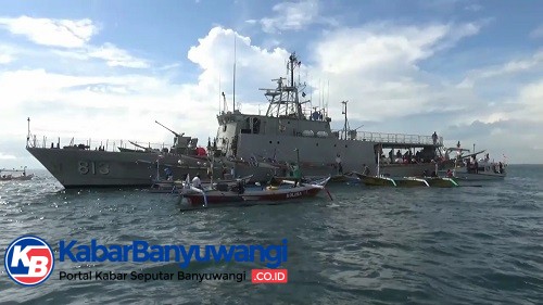 KRI Tongkol 813 Salurkan Paket Sembako ke Nalayan di Selat Bali
