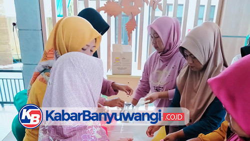 Emak-emak di Banyuwangi Dilatih Membuat Kue Kering untuk Persiapan Lebaran